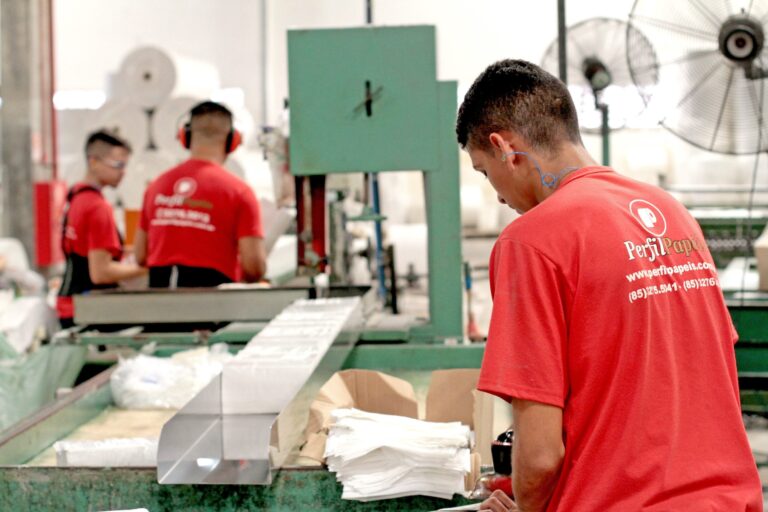 Nordeste registra maior queda do desemprego do Brasil em 2025, aponta IBGE