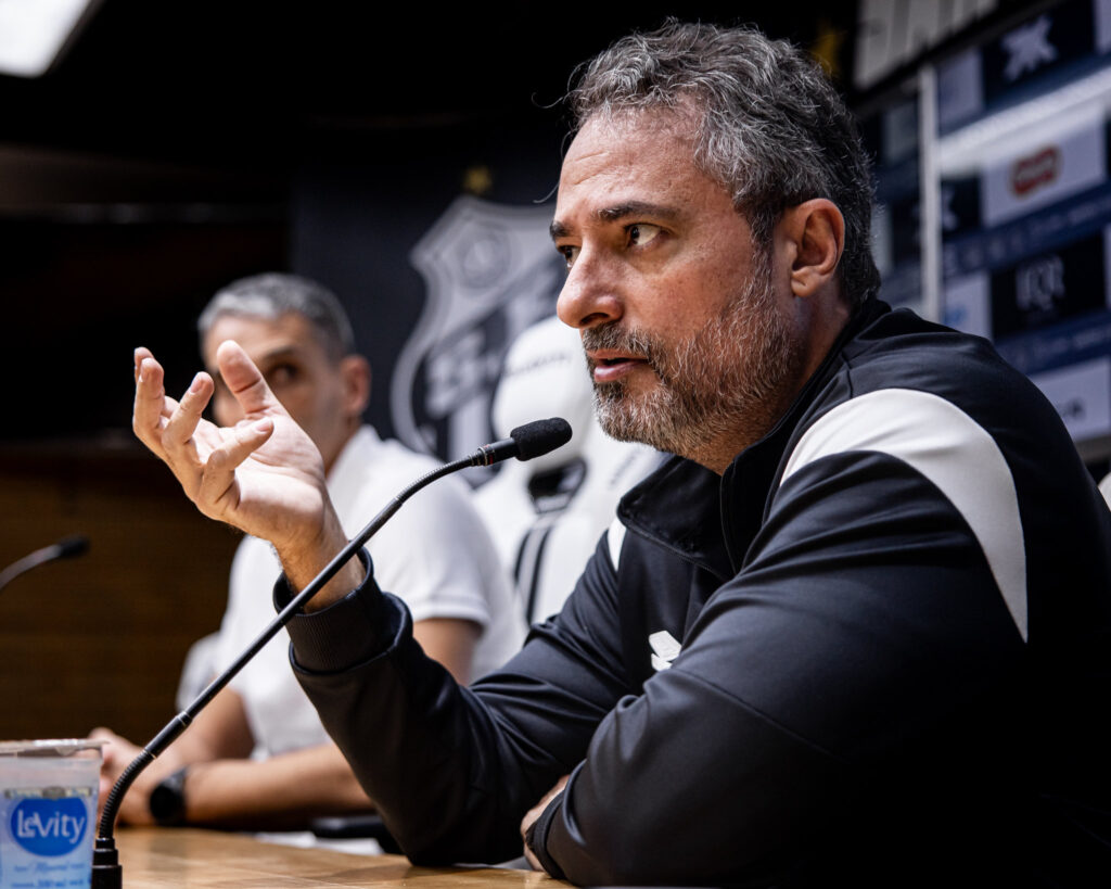Alexandre Mattos explica reunião com elenco do Santos