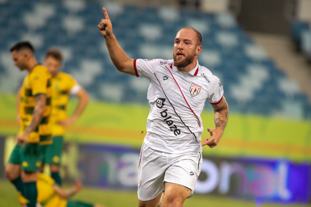 Atlético-GO vence Cuiabá e se aproxima do G6 da Série B