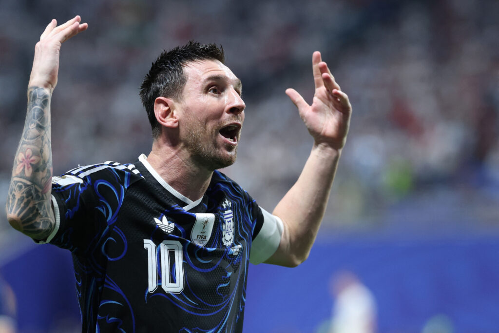Mesmo empatado em gols, Messi passa Mbappé em corrida pela chuteira de ouro da Copa; entenda