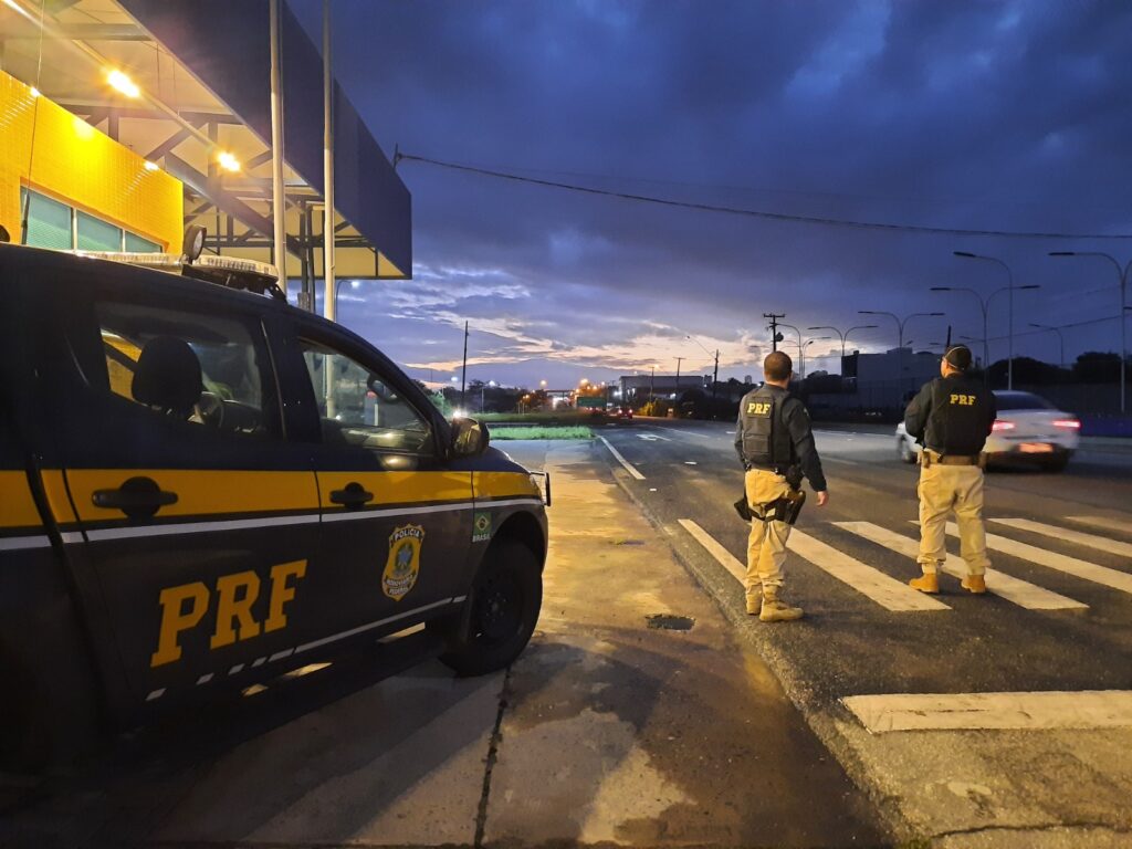 Mulher é presa suspeita de transportar 8 kg de droga dentro de ônibus na BR-230, em Cajazeiras