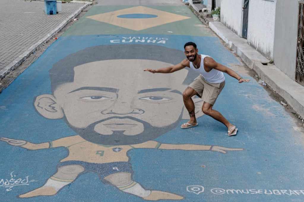 Em meio ao destaque pós-Copa, Matheus Cunha curte férias no Nordeste e recebe carinho dos fãs